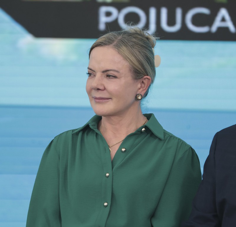 Tarifaço: Gleisi sinaliza que governo pode comprar alimentos de setores afetados e distribuir em merendas