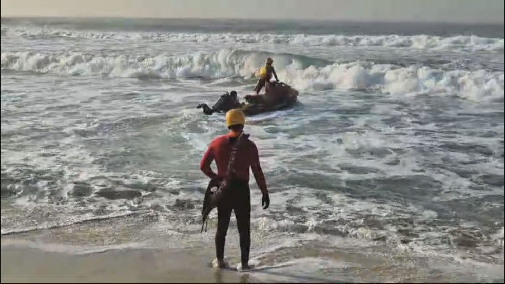 Bombeiros procuram pelo 2º dia seguido vítimas afogadas nas praias do Recreio e de Itacoatiara — Foto: Reprodução