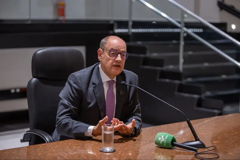 Casos Master e Refit leva governador interino do RJ a fazer mudanças na equipe