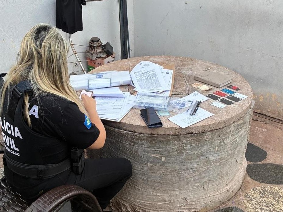 Polícia Civil apreende documentos e cartões bancárias na casa dos criminosos. — Foto: Polícia Civil