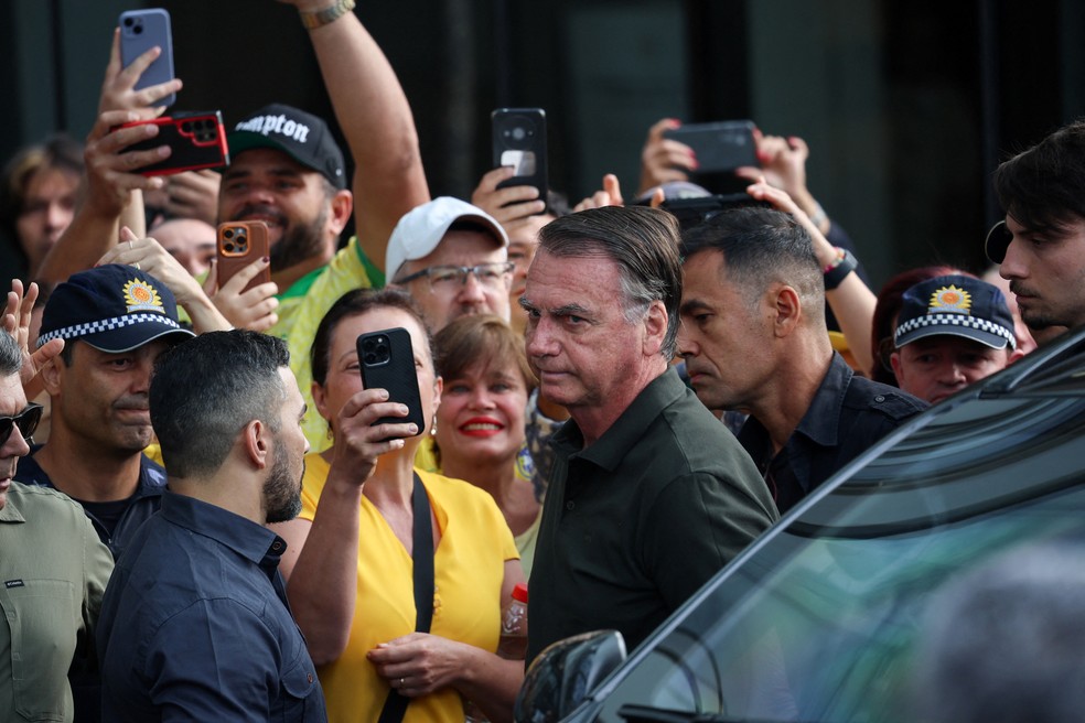 Jair Bolsonaro chega a hospital em Brasília, onde passará por procedimento médico autorizado pela Justiça neste domingo (14) — Foto: REUTERS/Adriano Machado