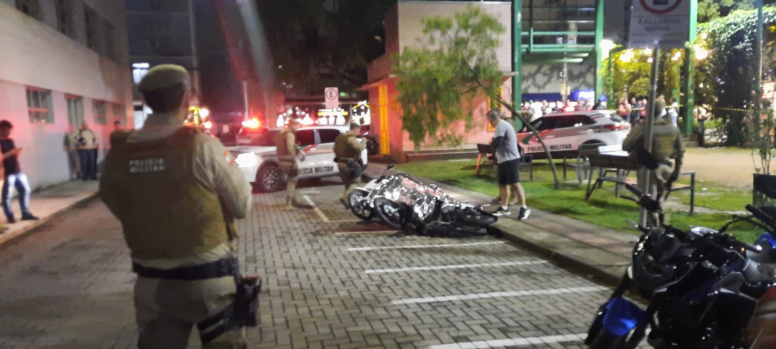 Homem é assassinado a tiros na saída de academia em Itajaí