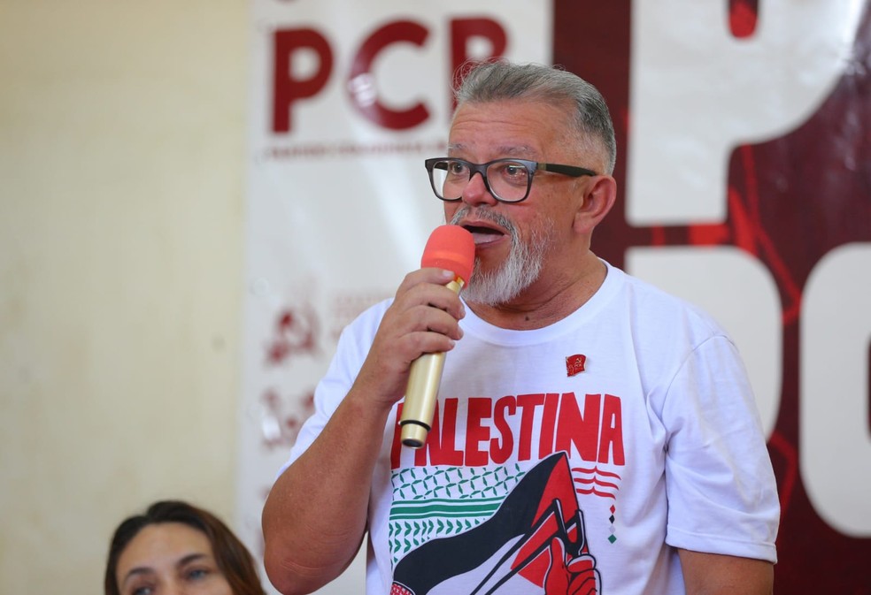 PCB anuncia Chico Malta (ao centro) como candidato à Prefeitura de Fortaleza em 2024 — Foto: Fabiane de Paula/Sistema Verdes Mares (SVM)