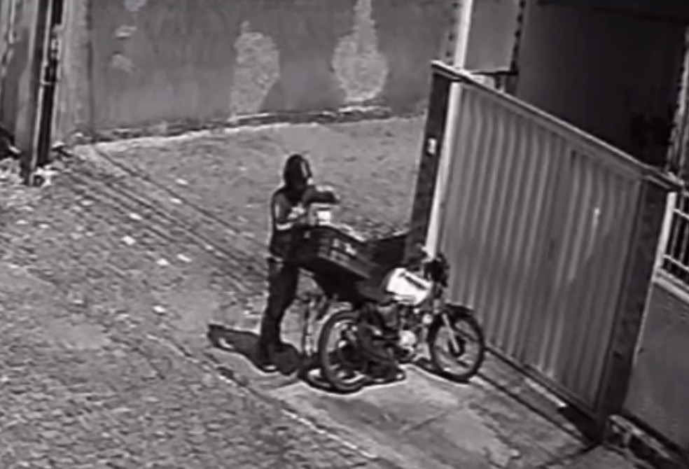 Criminoso chegou com encomenda e conseguiu entrar na casa — Foto: Divulgação