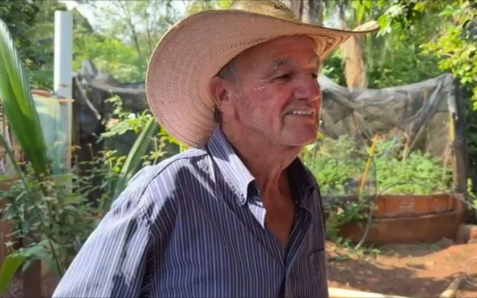 Edivaldo Borges da Silveira fala sobre jiboia no quintal de sua casa em Orindiúva (SP) — Foto: Reprodução/TV TEM