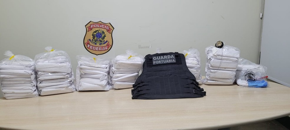 Mulher é presa após ser encontrada com mais de 40 kg de cocaína em cruzeiro na BA — Foto: PF