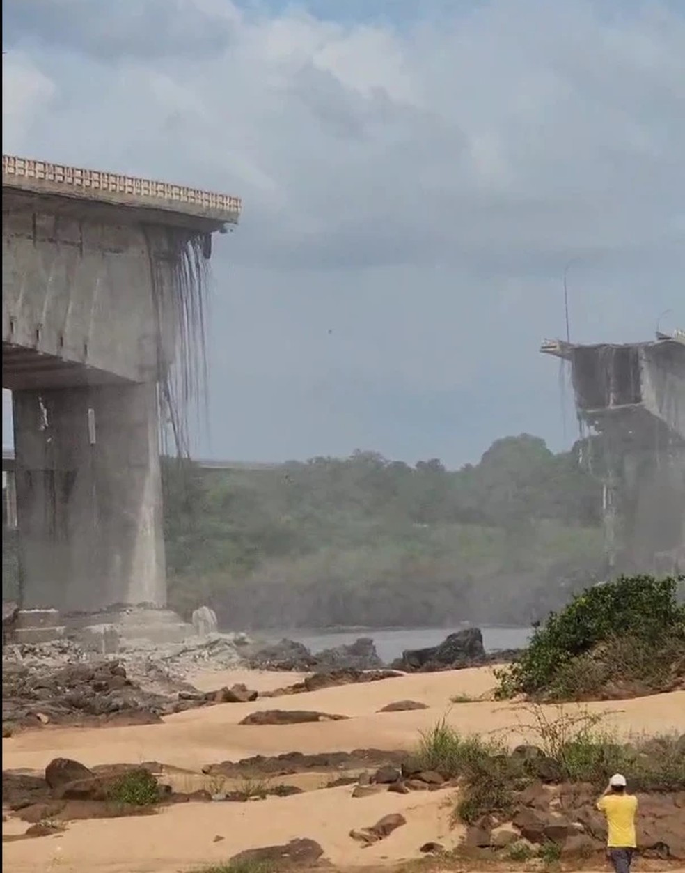 Ponte entre Maranhão e Tocatins desaba sobre rio — Foto: Reprodução/ Redes Sociais