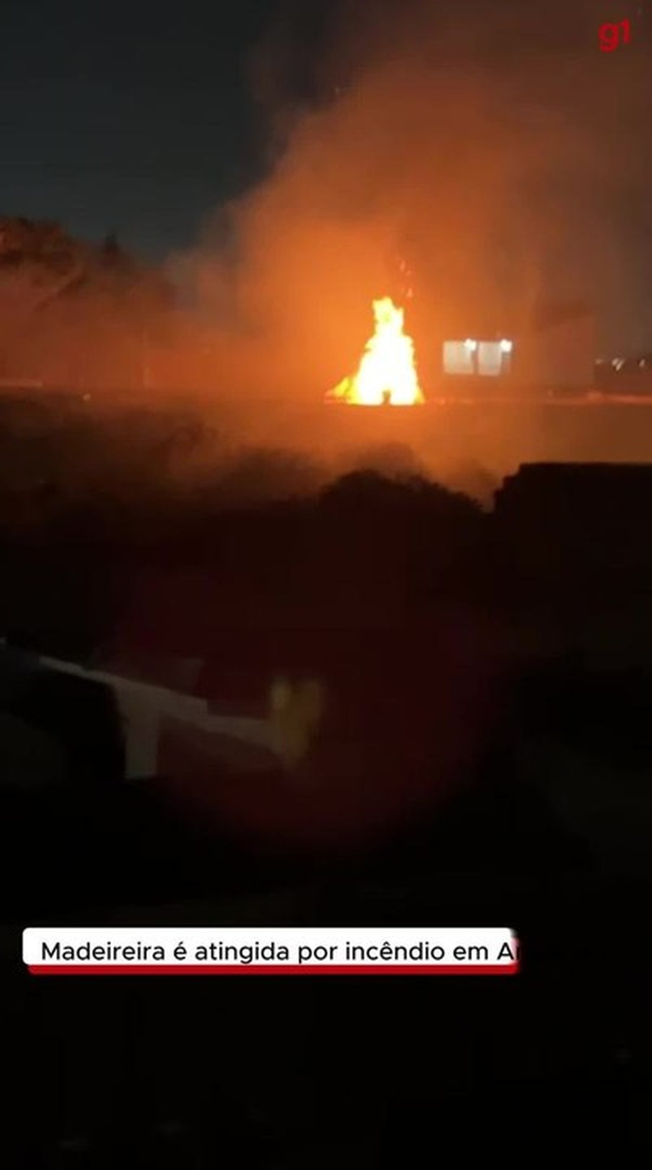 Incêndio de grandes proporções atinge madeireira em Arapiraca; VÍDEO