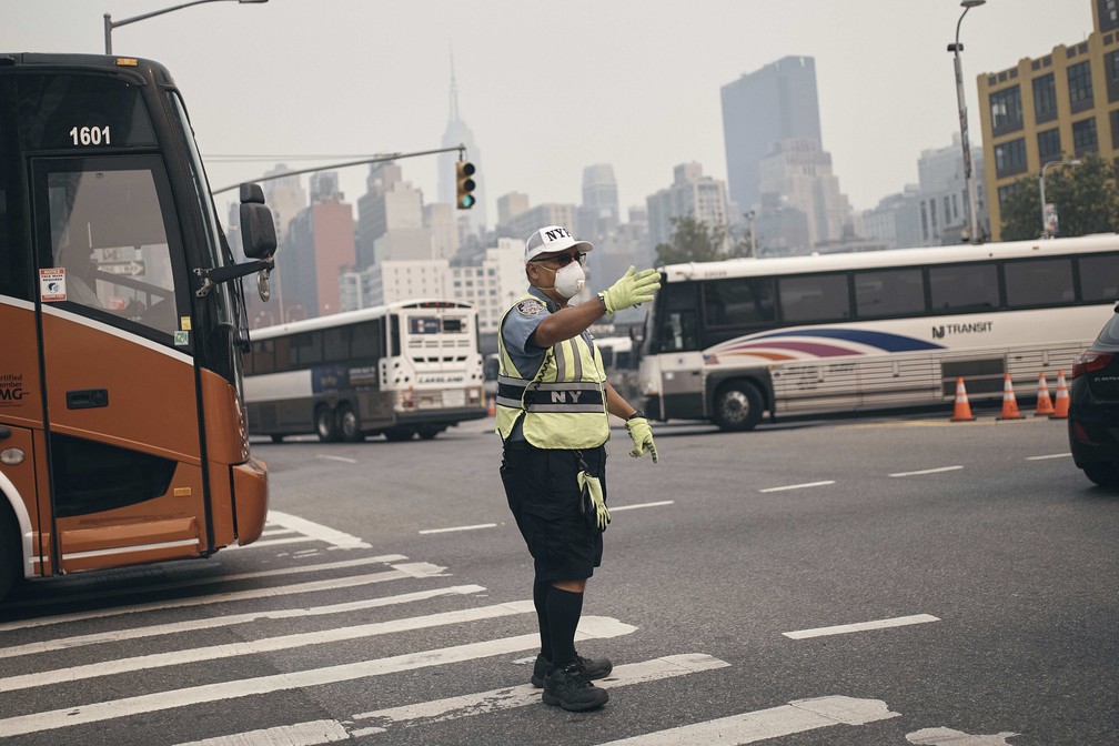Oficial de polícia ajuda a controlar o trânsito usando máscara facial em Nova York em 7 de junho de 2023 — Foto: Andres Kudacki/AP