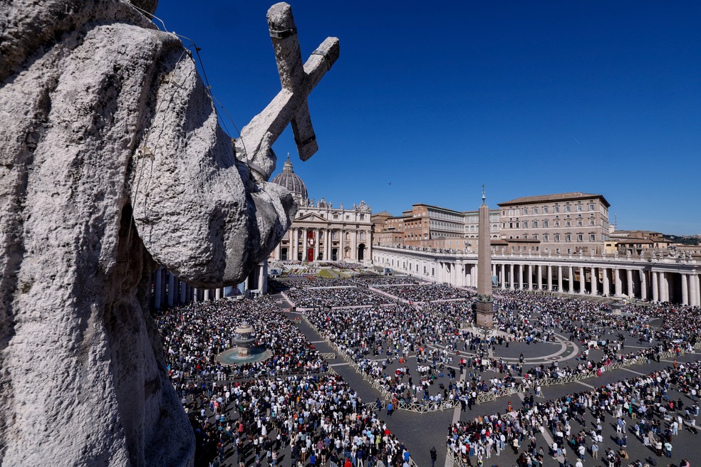 Fiéis presentes em missa de Páscoa na Praça de São Pedro, no Vaticano, em 5 de abril de 2026. — Foto: REUTERS/Remo Casilli