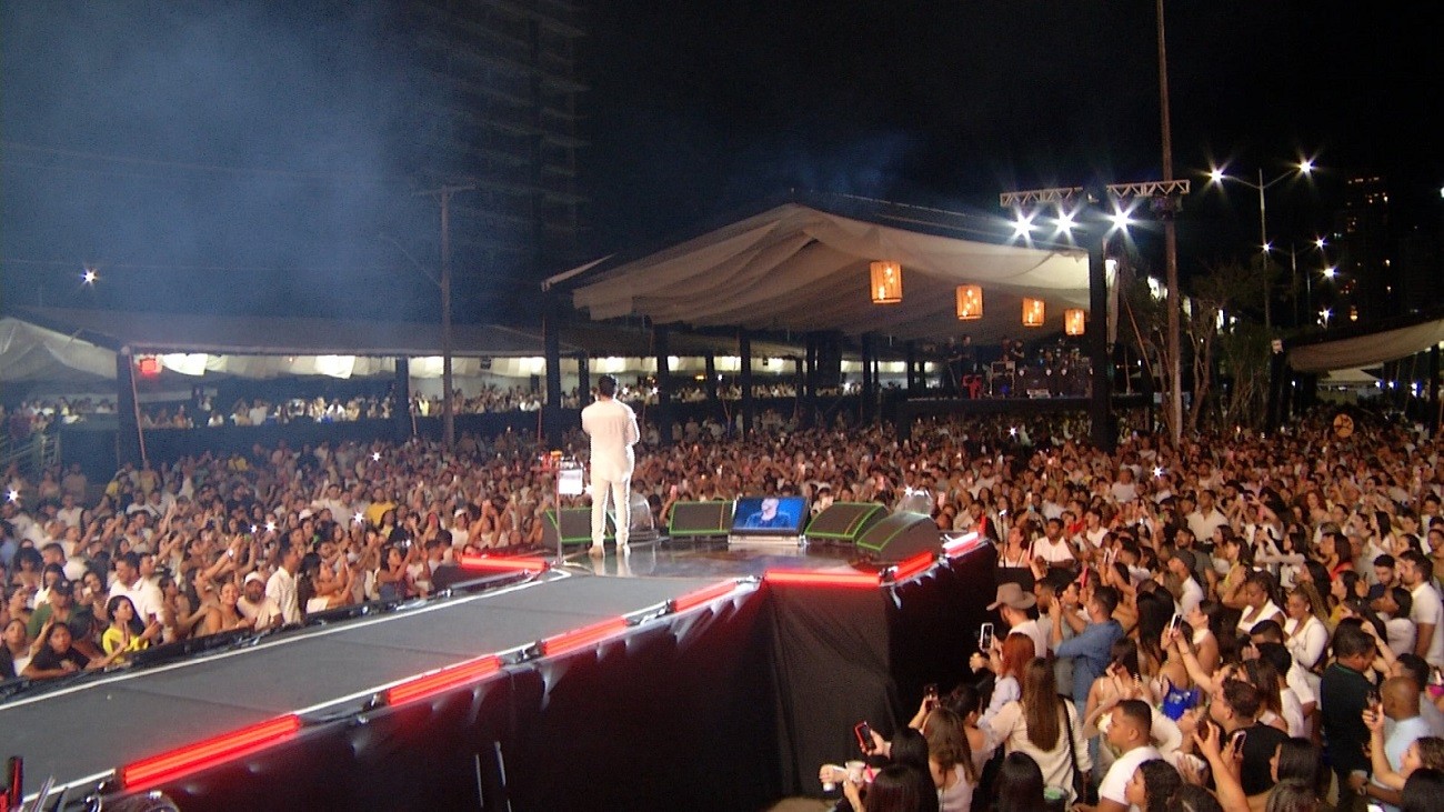 Mesmo sem festa oficial, Praia da Graciosa lota em evento privado com show de Murilo Huff 