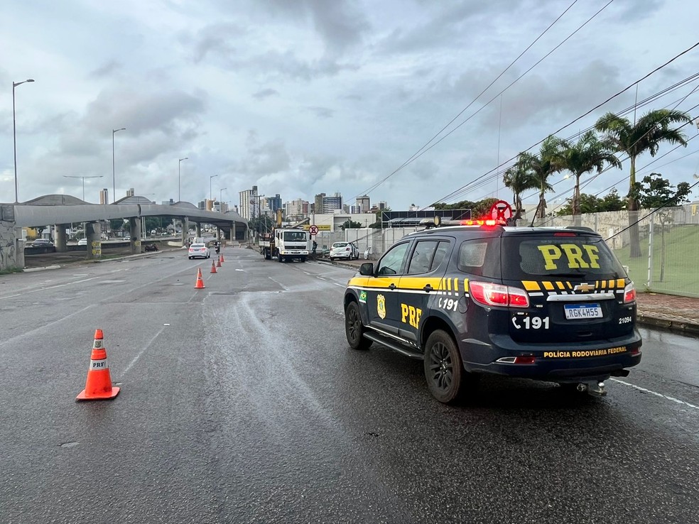 Motorista alcoolizado perde controle de carro e derruba poste no entorno da Arena das Dunas, em Natal — Foto: Foto: Vinicius Marinho/Inter TV Cabugi