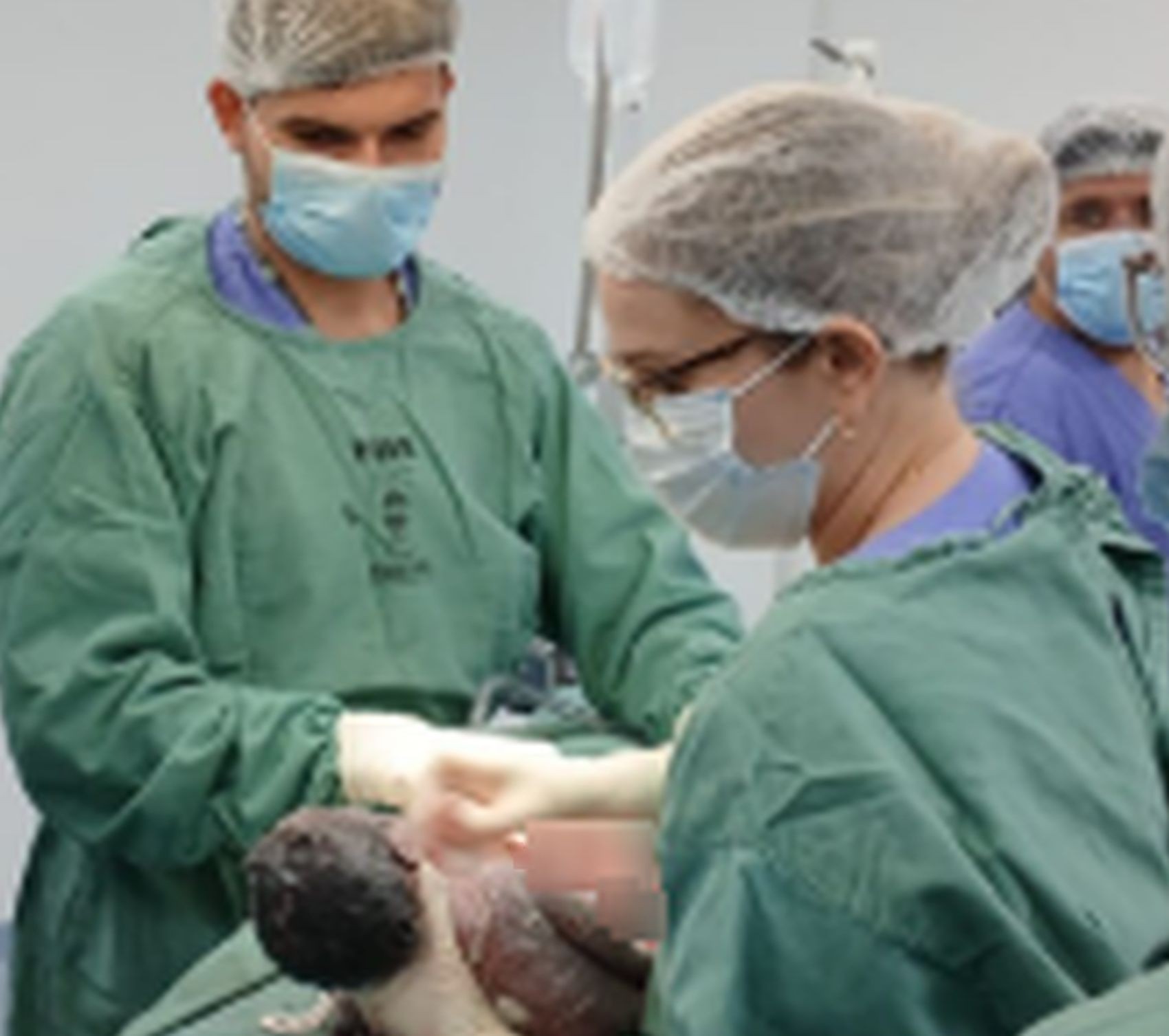 Bebê sobrevive após gestante vítima de acidente ser submetida a parto de emergência em Aracaju