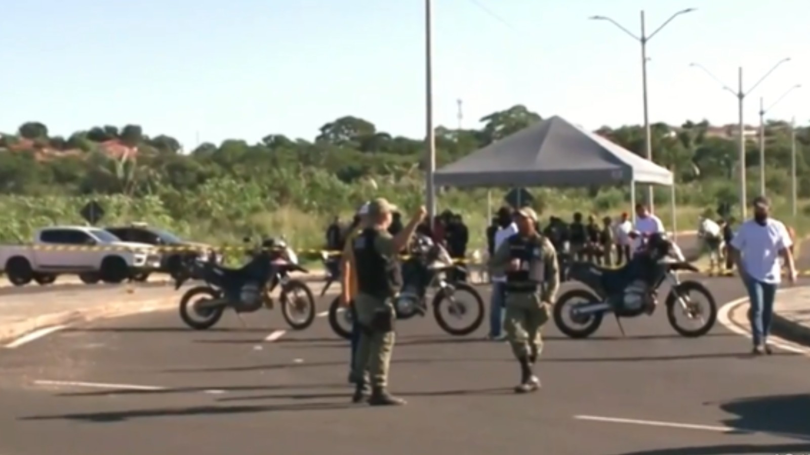 Avenida é bloqueada durante execução de mandado para desocupação de terreno próximo à UFPI em Teresina