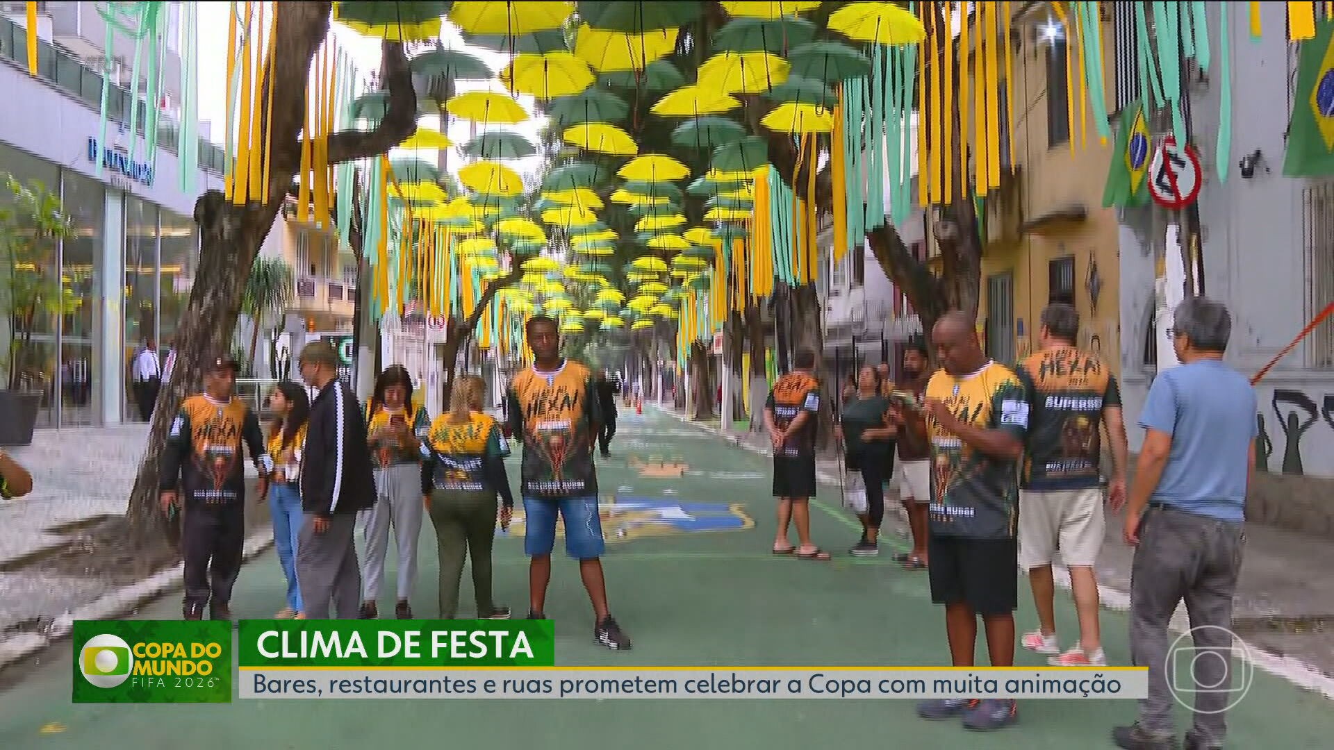 Rua conhecida por decoração para a Copa do Mundo se prepara para estreia da seleção brasileira