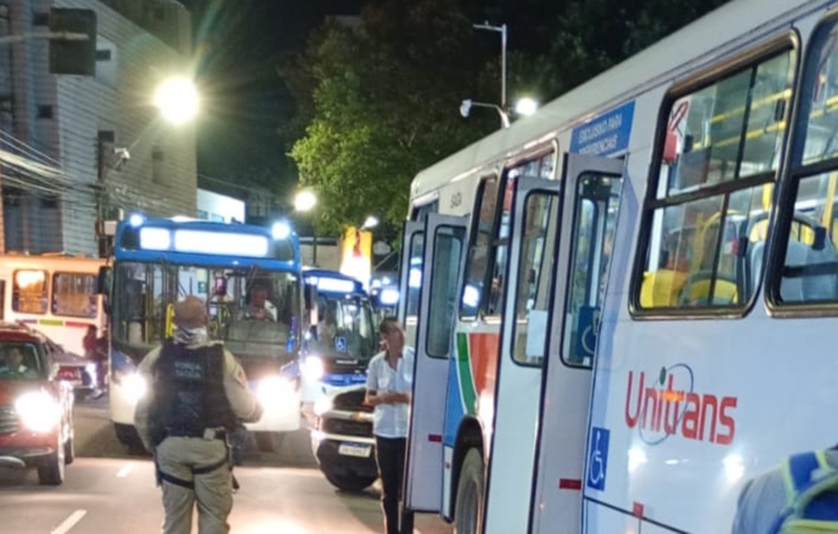 Homem fica ferido após ser atropelado por ônibus, no Centro de João Pessoa