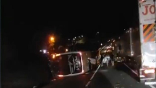 Ônibus de turismo tomba e deixa feridos na rodovia Régis Bittencourt - Foto: (Reprodução/TV Globo)