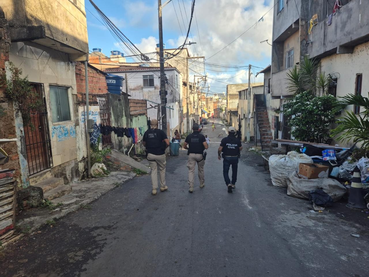 Assessor de vereador e jovem de 21 anos são presos em 2ª fase de operação contra facção em Salvador