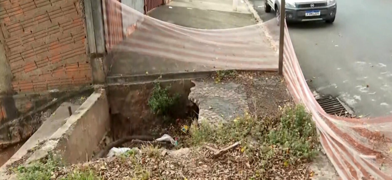 Erosão avança em bairro de Araras e coloca imóveis e vidas em risco