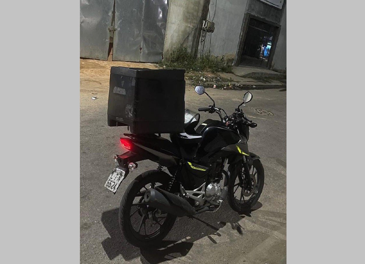 Motociclista é cercado e tem moto roubada em assalto registrado por câmera de segurança em Campos