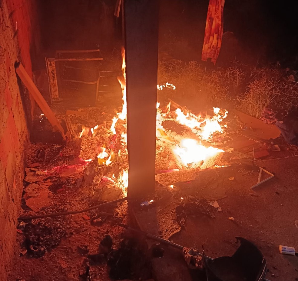 Homem destruiu móveis e queimou roupas — Foto: Bombeiros/Divulgação 