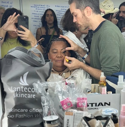 De vendedores de praia a modelos: ambulantes estreiam na passarela do Rio Fashion Week