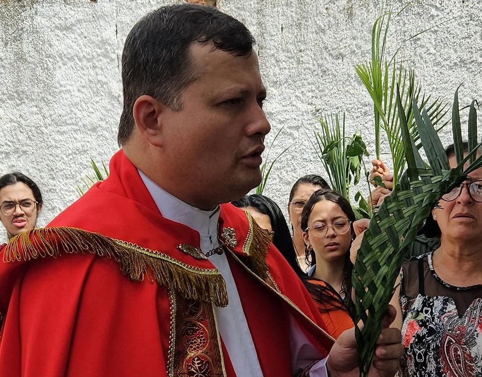 Padre Adeilton vai precisar passar por cirurgia após torsão no tornozelo  — Foto: Pascom