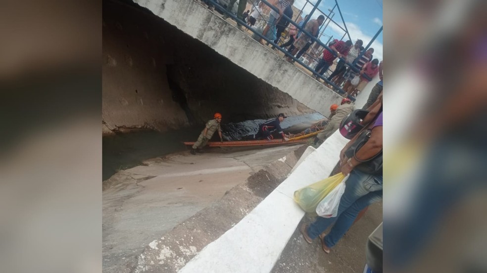Homem é resgatado depois de cair em canal no Crato, no Ceará. — Foto: Colaborativo