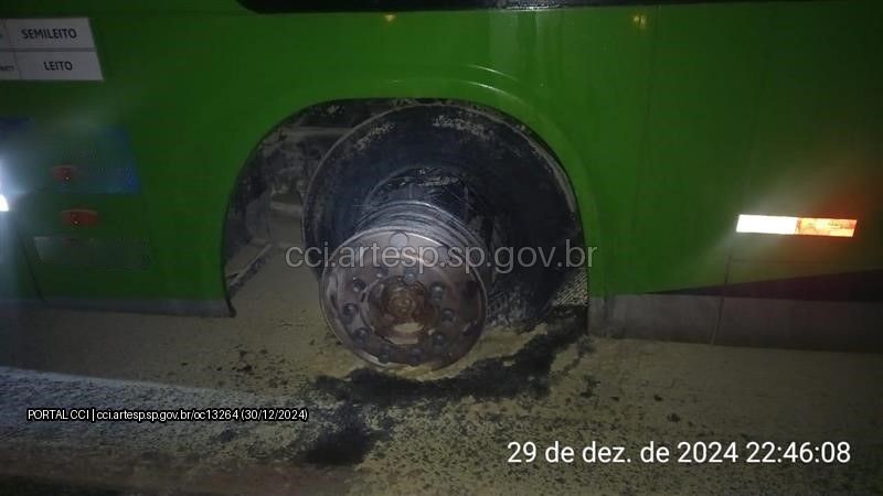 Ônibus pega fogo após pneu estourar na Rodovia Francisco Alves Negrão em Itapeva