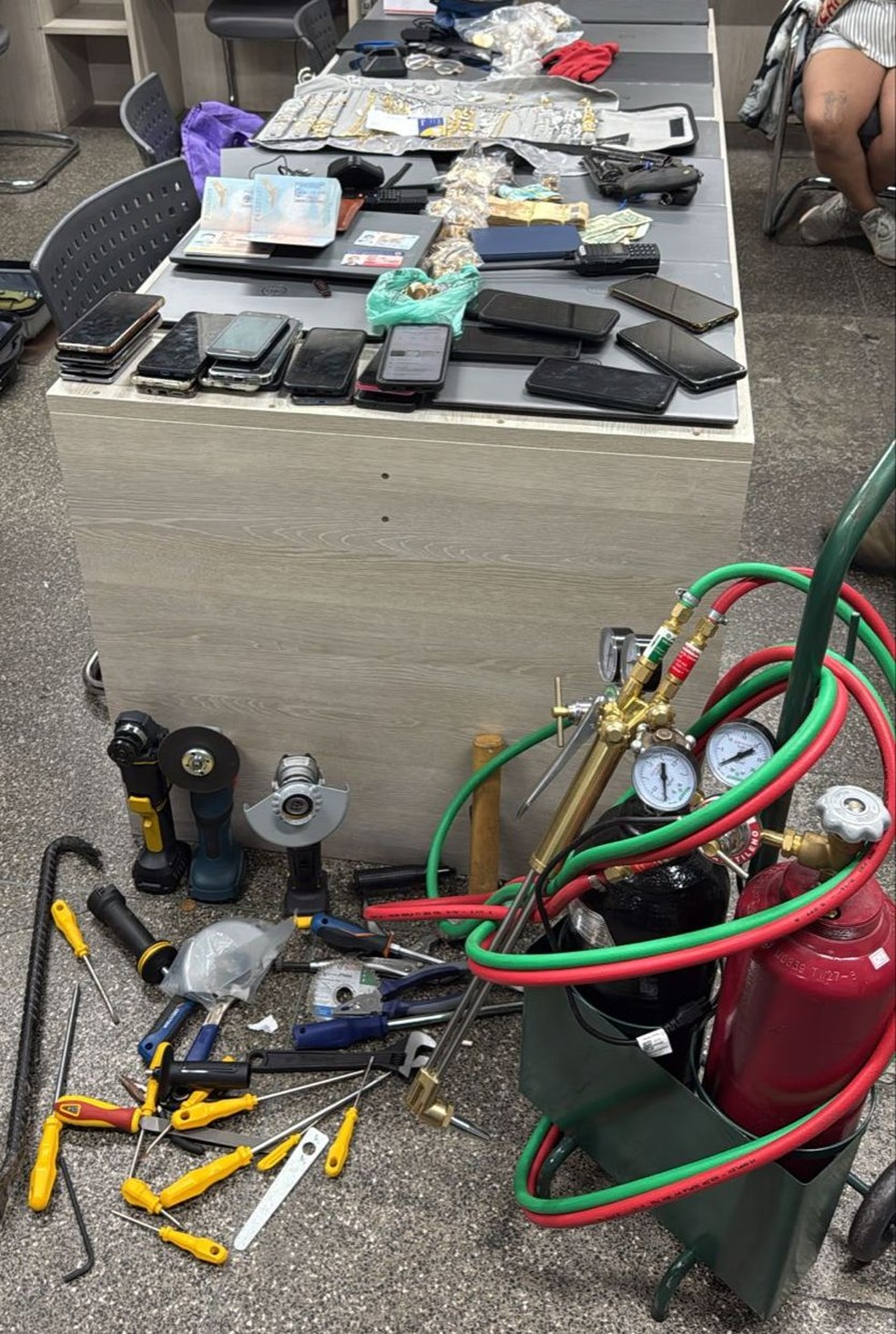 Polícia apreendeu celulares furtados das agências bancárias e ferramentas utilizadas nos arrombamentos. — Foto: Divulgação/Polícia Civil MS