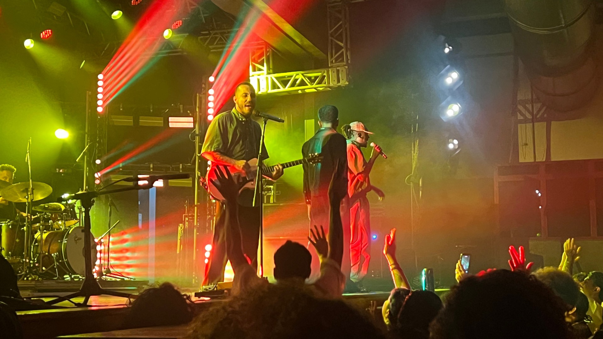 Com clima de baile e 'olho no olho', grupo 'Os Garotin' exalta a juventude e fala de novo álbum em show intimista