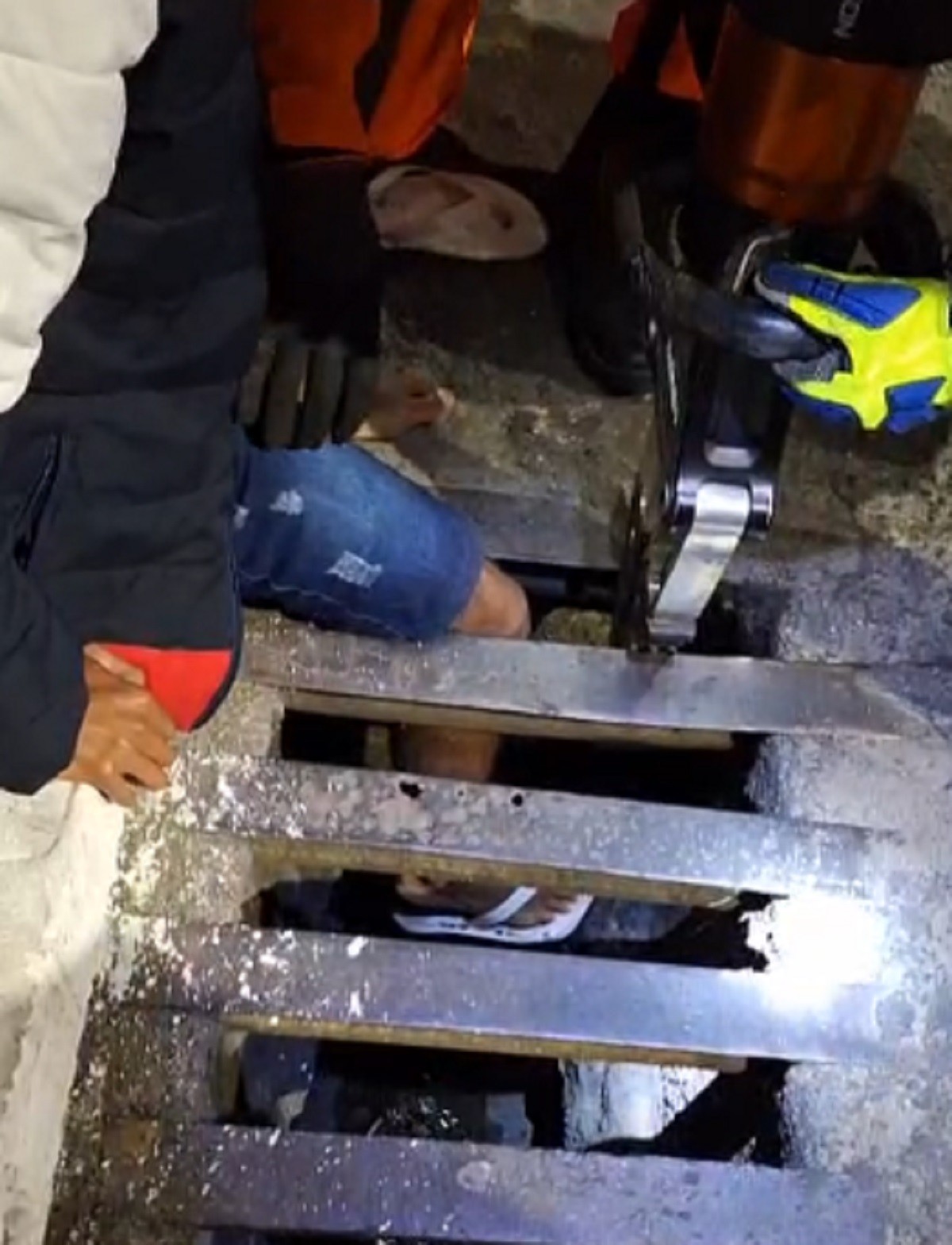 Ciclista prende perna em bueiro e é resgatado pelos bombeiros em São João del Rei; VÍDEO