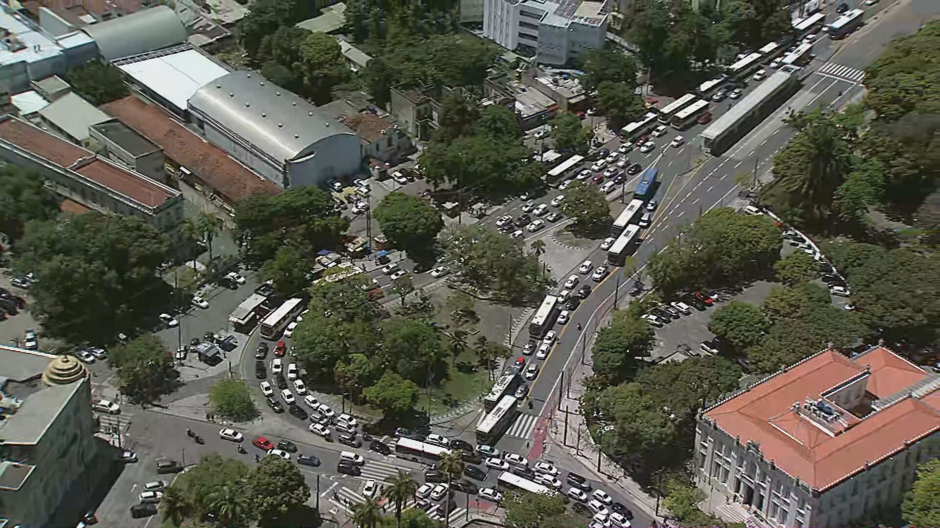 Motoristas de aplicativo fazem protesto após morte de colega em assalto no Recife; suspeitos foram identificados, diz delegado