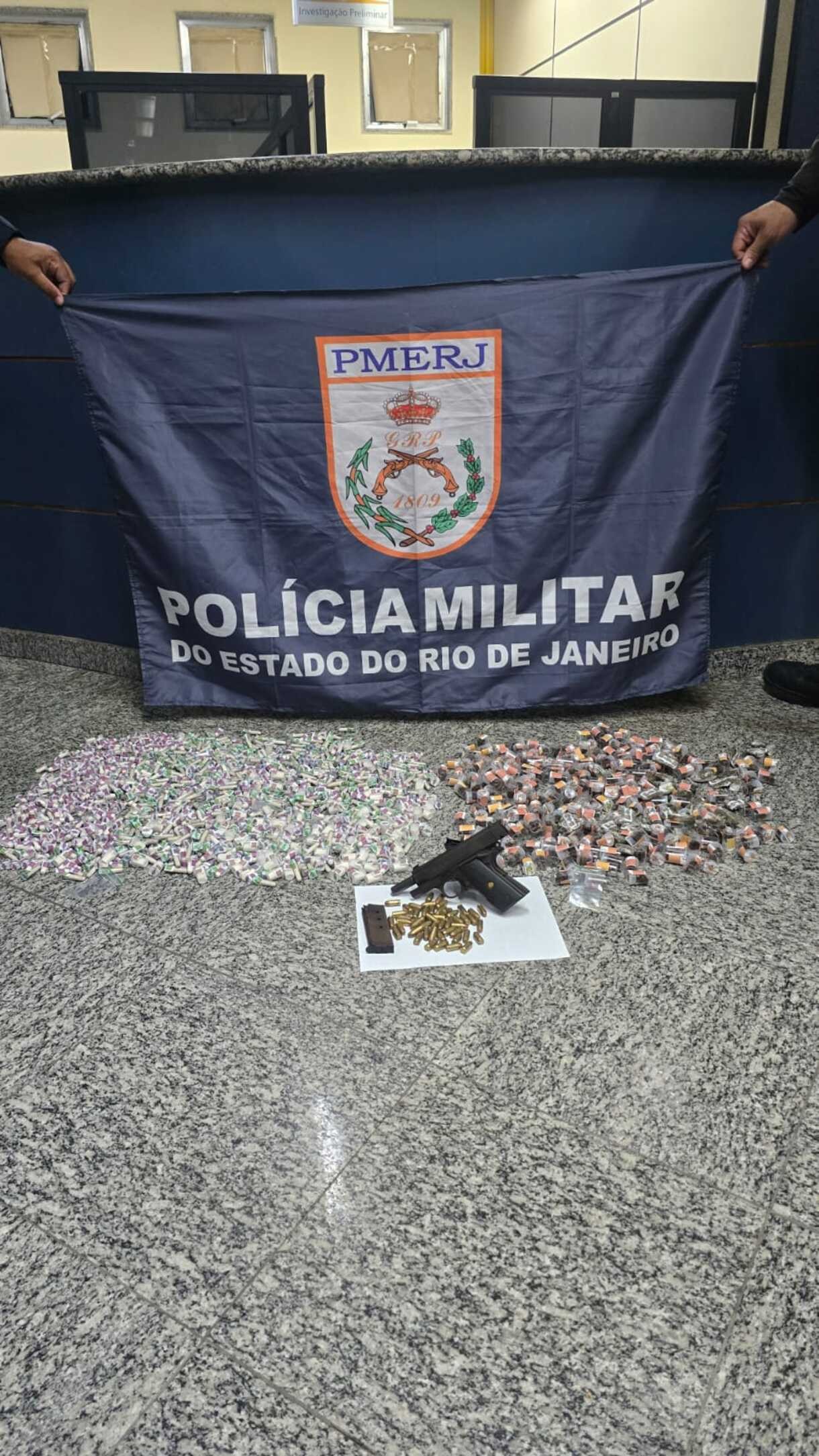 Dois homens são detidos com mais de 900 cápsulas de cocaína em Porto Real