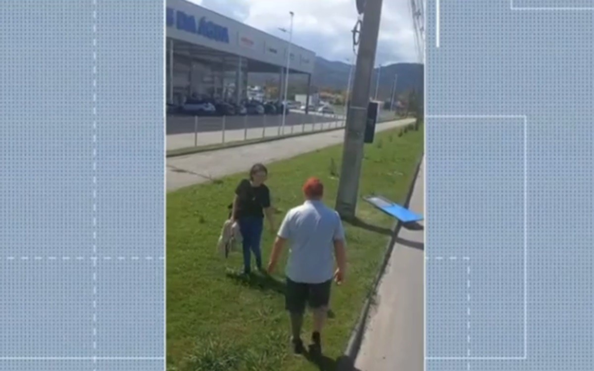Porta de ônibus despenca com veículo em movimento em Florianópolis; VÍDEO