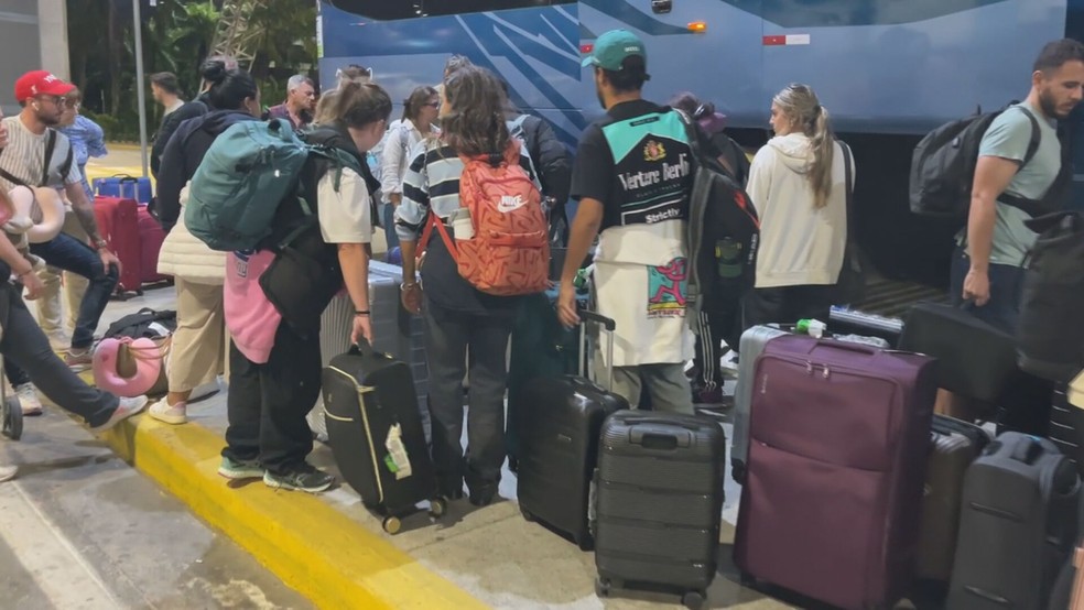 Passageiros de voo desviado após turbulência que deixou 30 feridos passaram pelo Aeroporto do Recife antes de seguir para o Uruguai — Foto: Reprodução/TV Globo