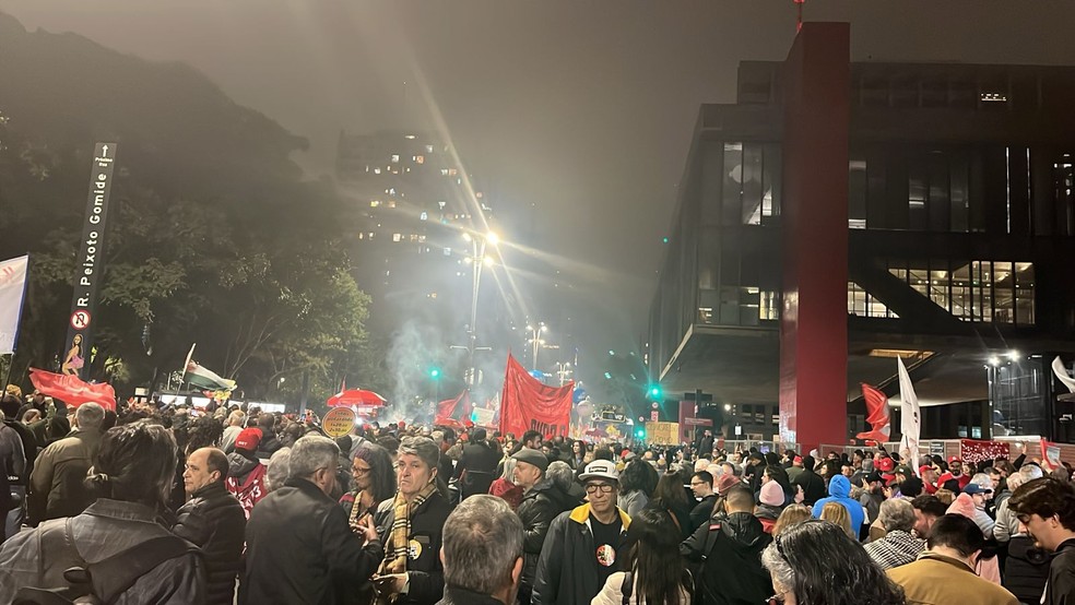 Ato contra super-ricos na avenida Paulista nesta quinta-feira (10) — Foto: Deslange Paiva/g1