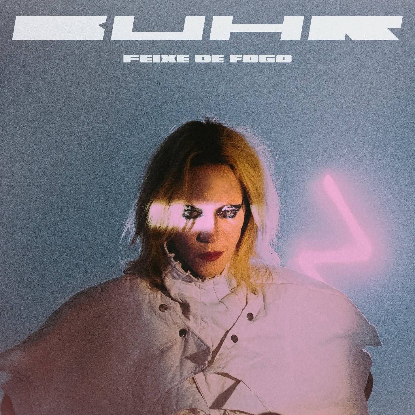 Buhr faz feats com Josyara, Negadeza e Russo Passapusso em ‘Feixe de fogo’, primeiro álbum da artista em sete anos