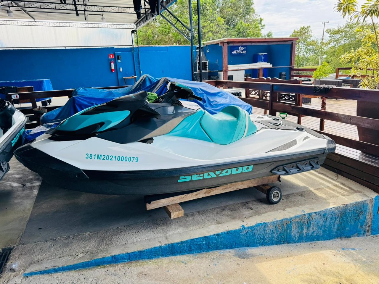 Lancha, jet sky, armas e R$ 21 mil: Operação contra o Comando Vermelho apreende bens e prende 7 suspeitos em Juiz de Fora e RJ