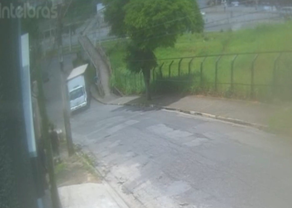 Caminhão desgovernado bate em passarela de BH, e parte da estrutura cai; VÍDEO