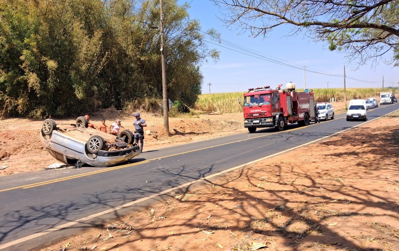 Mulher fica ferida após capotar carro em vicinal de Itápolis
