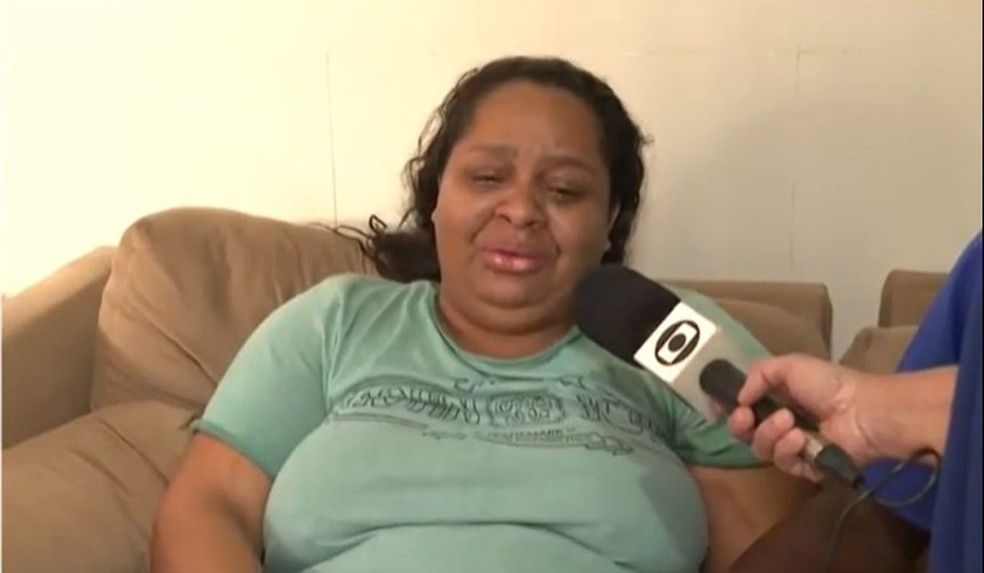 Mãe de criança morta em ação policial na Bahia chora ao lembrar de momento em que filho foi baleado — Foto: Reprodução/TV Bahia 