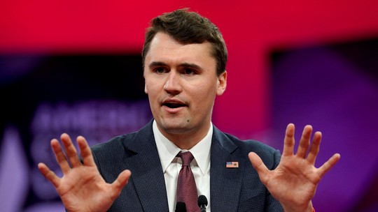 EUA demitem funcionários e caçam visto de críticos de ativista Charlie Kirk; brasileiro teve entrada proibida - Ativista do movimento conservador dos Estados Unidos foi assassinado na semana passada durante evento com estudantes em universidade em Utah. Médico brasileiro teve visto americano revogado após comemorar morte de Kirk nas redes sociais.