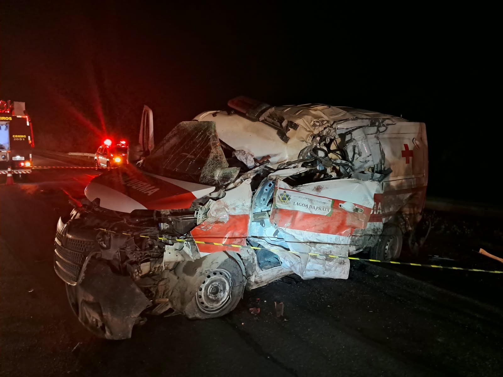 Motorista de ambulância morre após batida com carreta na BR-354, em MG