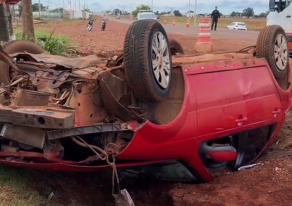Motorista é resgatado após ficar com cabeça preso entre ferragens de carro capotado em MT 