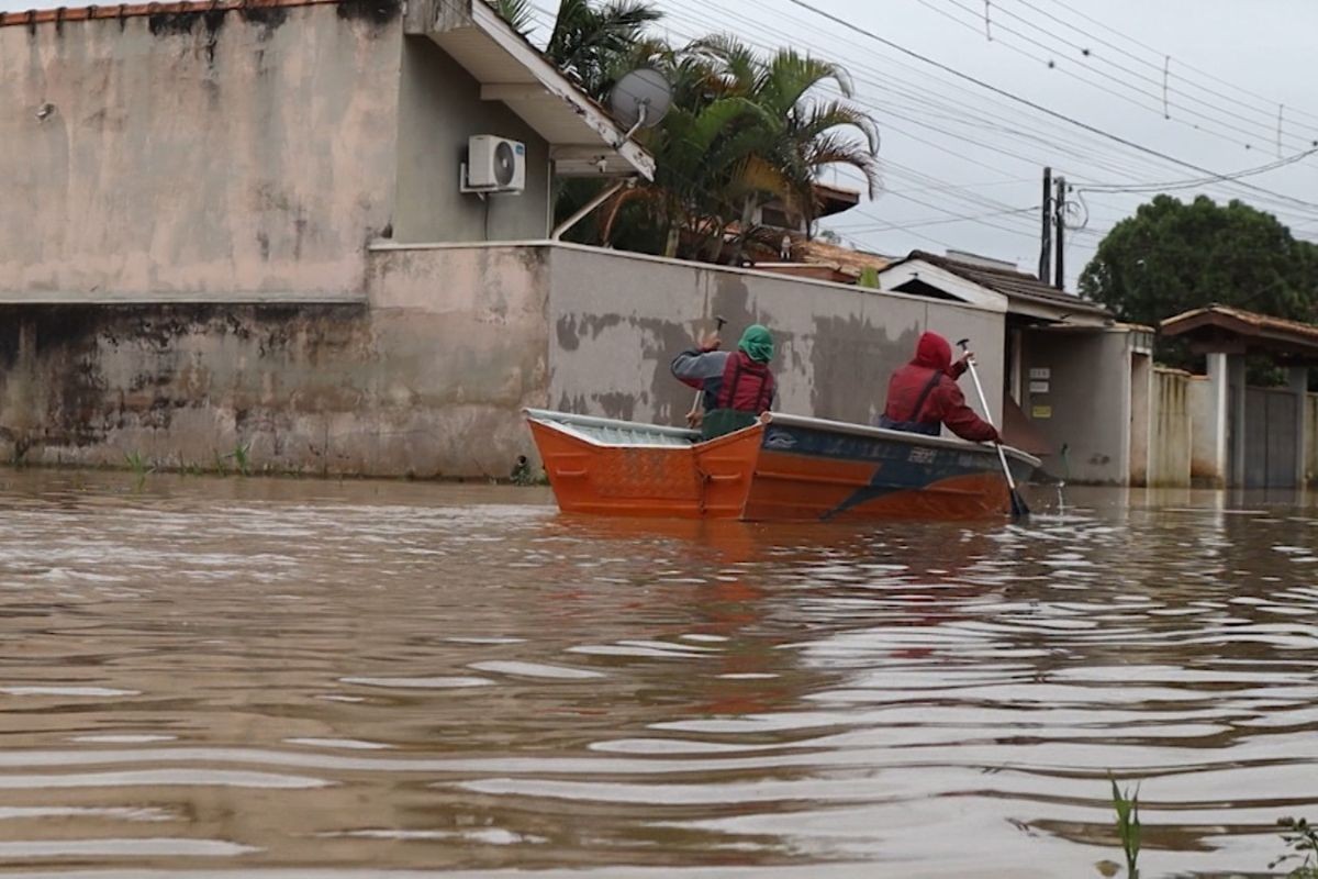 Moradores usam barcos para sair de casa durante cheia do Rio Atibaia no interior de SP: ‘Perdemos móveis, tudo’