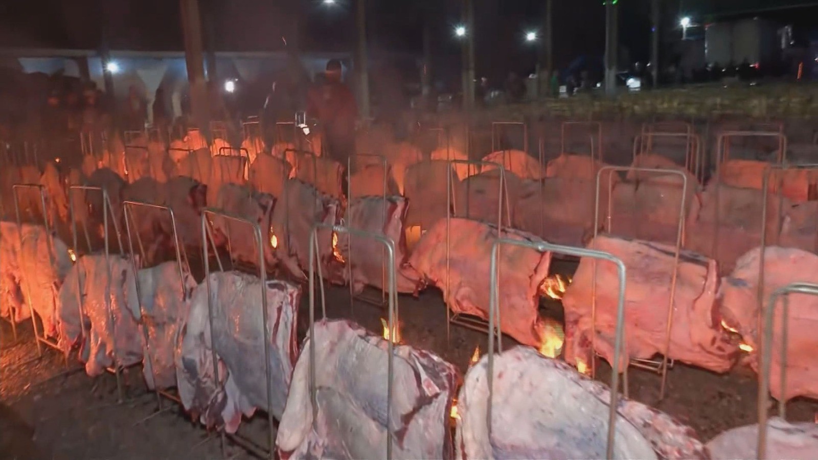 'Maior churrasco do Brasil': 18 toneladas de costela são assadas em 'fogo de chão' na Festa do Trabalhador em Cascavel