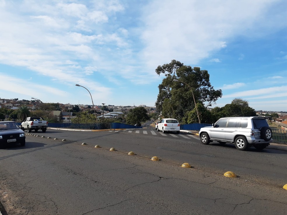 1 de 3
Al&ccedil;a de viaduto que apresentava risco de desabar volta a ser interditada no centro de Bauru &mdash; Foto: Fernando Savioli/TV TEM