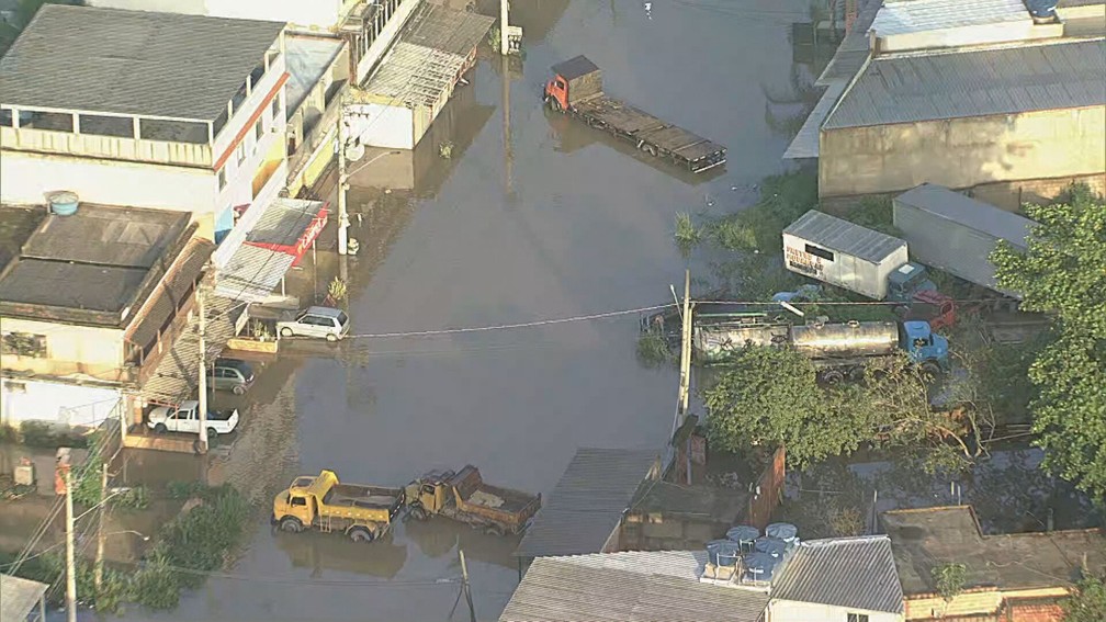 Carros debaixo d'água no bairro Amapá, entre Duque de Caxias e Belford Roxo — Foto: Charles Júnior/TV Globo