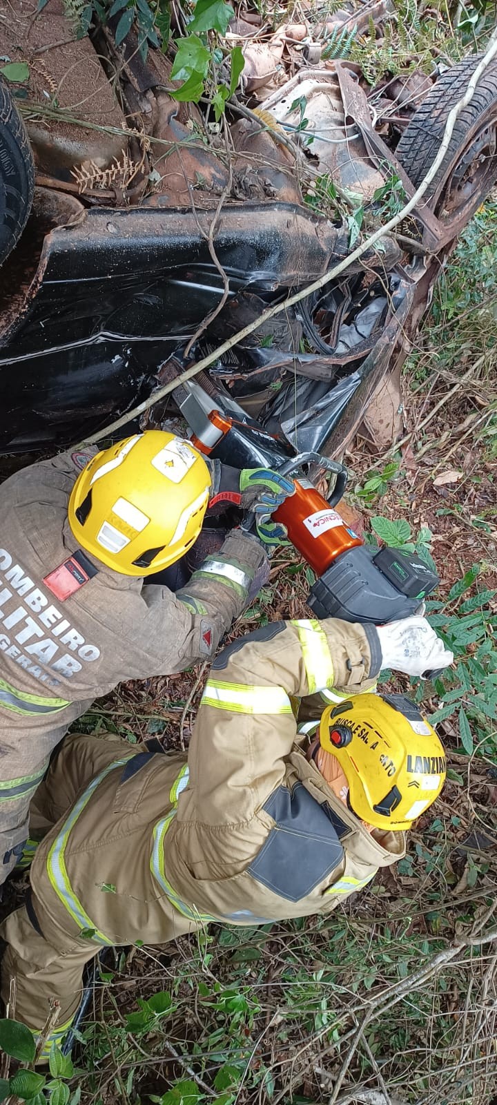 Carro sai da pista, bate em rvore e motorista morre preso s ferragens na BR-267